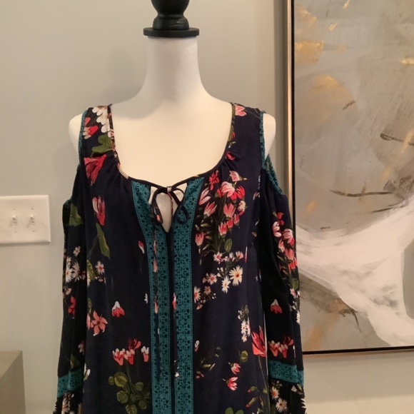 Chelsea & Violet cold shoulder dress - Picture 2 of 8